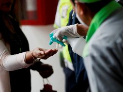 Habrá también gel antibacterial y cubrebocas para quien lo requiera. EFE / E. Biba