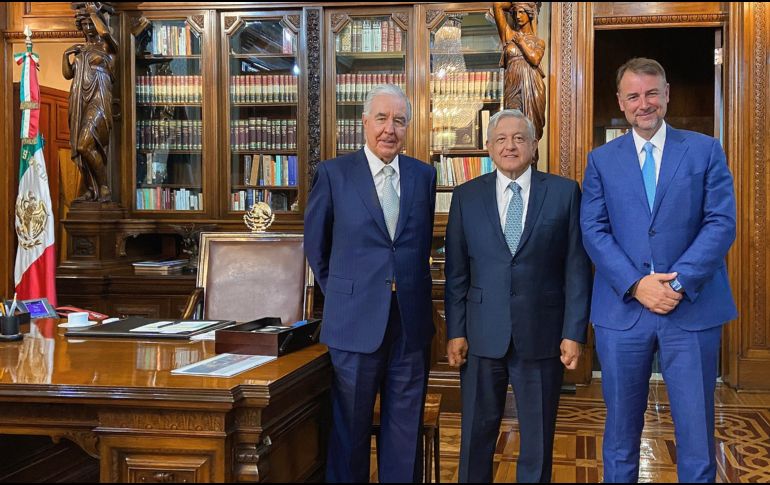 López Obrador acompañado de los directivos de la compañía de telecomunicaciones Altán Redes. EFE/Presidencia de México