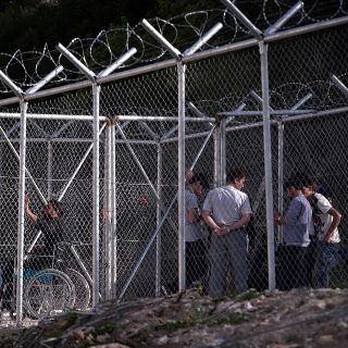 Migrantes acampados ante frontera turco-griega comienzan a abandonar la zona