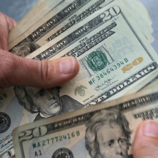 Dólar alcanza nuevo máximo de 23.18 pesos este martes