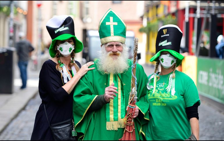 Las autoridades irlandesas suspendieron el desfile de Dublín, que suele atraer a medio millón de participantes, y suplicaron a las personas no congregarse en fiestas privadas. EFE / A. Crowley