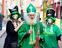 Las autoridades irlandesas suspendieron el desfile de Dublín, que suele atraer a medio millón de participantes, y suplicaron a las personas no congregarse en fiestas privadas. EFE / A. Crowley
