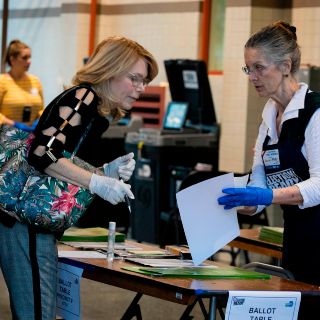 Realizan primarias en tres estados de EU pese a coronavirus