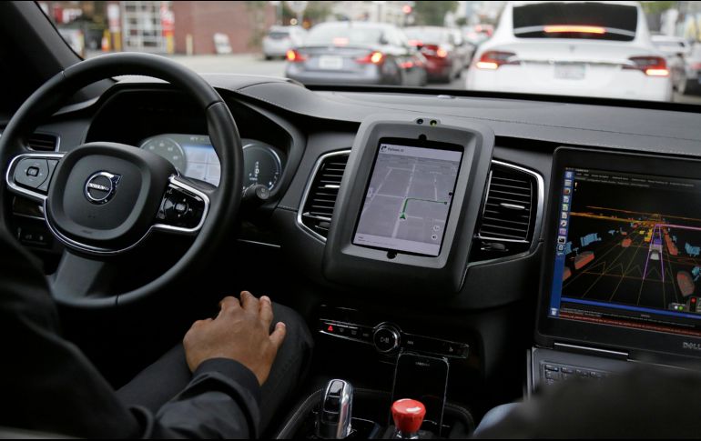 Uber Pool, que permite hasta tres personas cuyos destinos coincidían compartir un viaje, ha sido cancelado temporalmente informó la compañía. AP / ARCHIVO