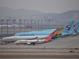Aviones de varias compañías están estacionados en la pista del aeropuerto internacional Incheon en Seúl, Corea del Sur. AFP/Jung Yeon-je