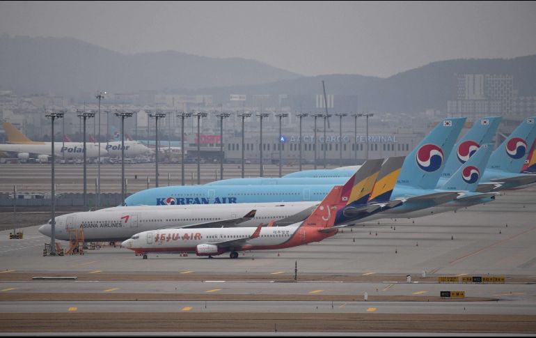 Aviones de varias compañías están estacionados en la pista del aeropuerto internacional Incheon en Seúl, Corea del Sur. AFP/Jung Yeon-je
