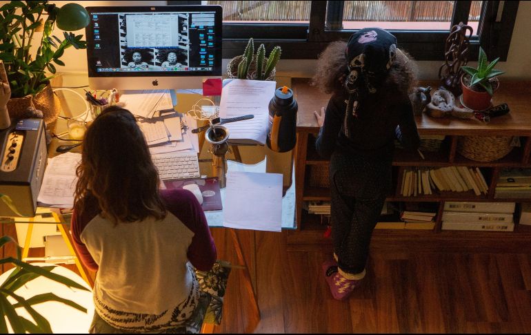 Hacen un llamado a las empresas a establecer esquemas de trabajo flexibles y, de ser posible, permitir que éste se realice a distancia. EFE/E. Fontcuberta
