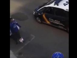El sujeto caminó unos segundos con el perro de peluche a pocos metros de la comisaría de Policía. TWITTER/@JupolNacional
