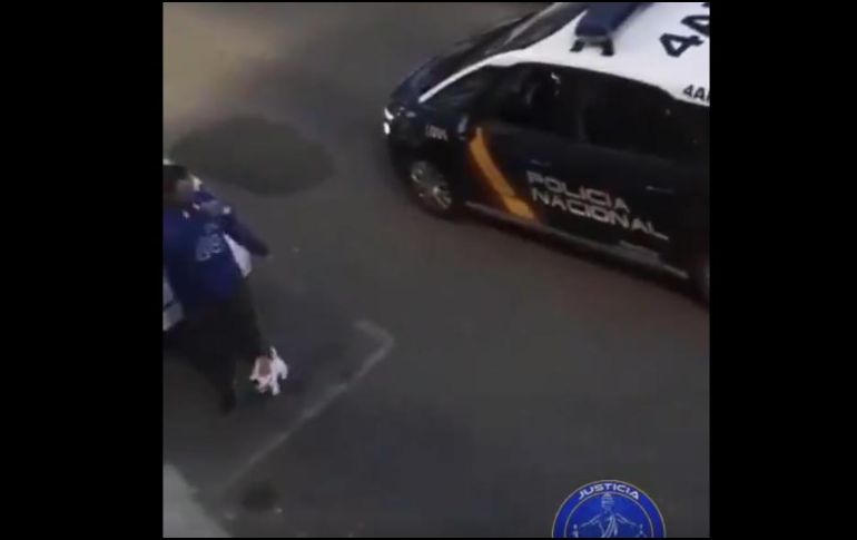 El sujeto caminó unos segundos con el perro de peluche a pocos metros de la comisaría de Policía. TWITTER/@JupolNacional