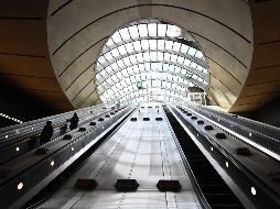 La estación de metro Canary Wharf en Londres registra poco movimiento este martes. EFE/A. Rain