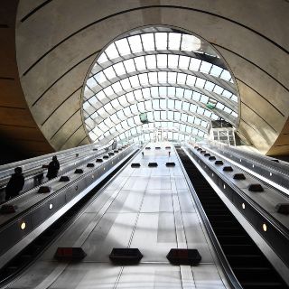 Reino Unido refuerza lucha contra coronavirus tras alarmante previsión