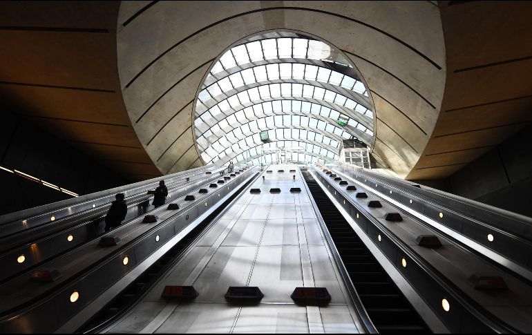 La estación de metro Canary Wharf en Londres registra poco movimiento este martes. EFE/A. Rain