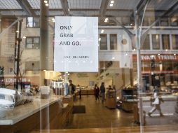 Los restaurantes neoyorquinos sólo pueden despachar comida para llevar a casa. AFP/V. Blue