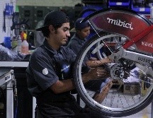 Las bicicletas que entrar al taller de operaciones reciben un tratamiento con jabón y posteriormente con alcohol para desinfectar la superficie. EL INFORMADOR / ARCHIVO