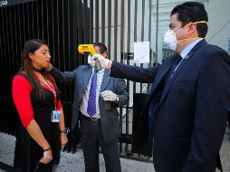 Para poder acceder al recinto, las pocas personas que trabajan ahí deben ser examinadas por personal de seguridad. NTX/I. Hernández