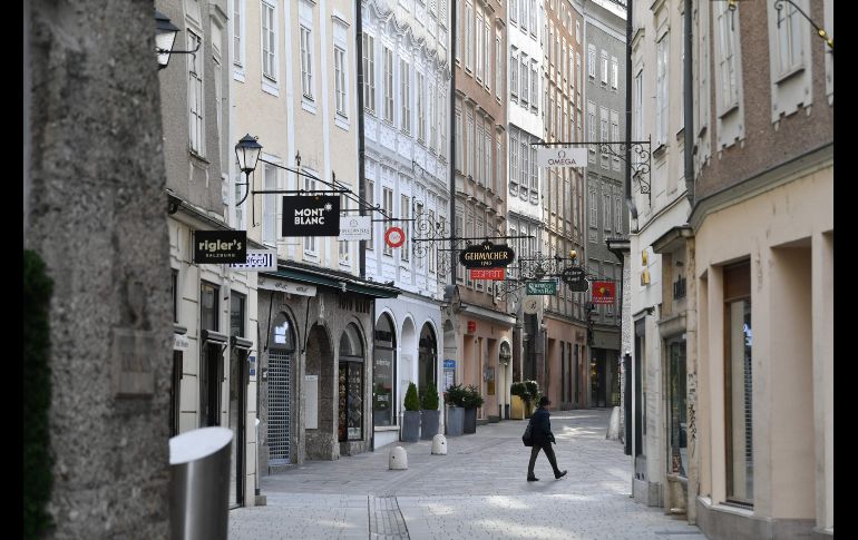 La actividad turística y comercial se ha paralizado en las ciudades. Una calle en el centro histórico de Salzburgo, Austria. AFP/B. Gindl