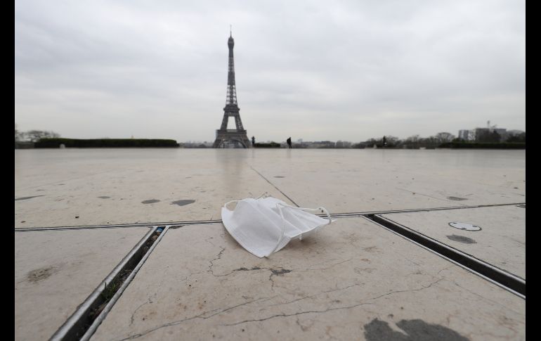 Un área desierta junto a la icónica Torre Eiffel de París, Francia. AFP/L. Marin