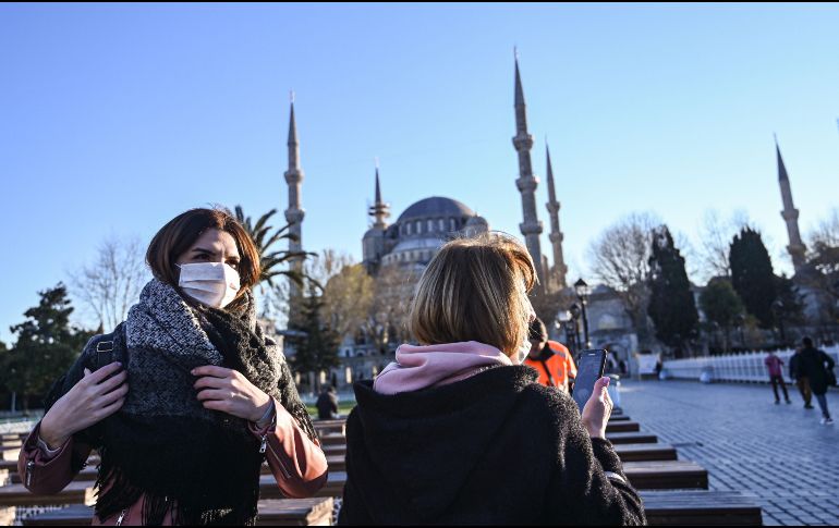 En un esfuerzo por contener la propagación del virus, Turquía anunció restricciones de viaje en 20 países y el cierre de escuelas y universidades. AFP/O. Kose