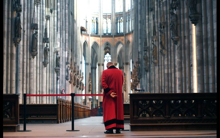 Un integrante del personal de la catedral en la ciudad alemana de Colonia, que ha cerrado el acceso al público. AFP/I. Fassbender