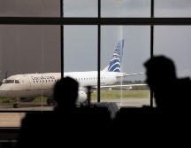 Por problemas de saturación en sus centros de atención de llamadas, las compañías aéreas recomiendan gestionar cambios o cancelaciones a través de sus portales de internet. EFE / O. Barría