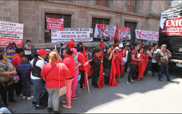 Integrantes de la CNTE instalan un campamento y protestan frente a Palacio Nacional. NTX/G. Durán