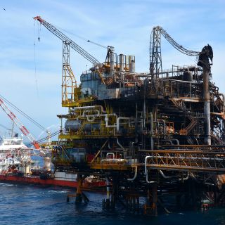 Se derrumba precio del crudo mexicano