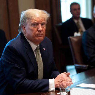 Trump lanza plan de ayuda masiva contra el coronavirus