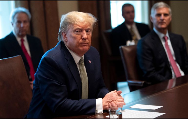 El plan anunciado por Trump incluye cheques a ciudadanos y ayudas financieras para sectores golpeados como las aerolíneas. EFE/K. Dietsch