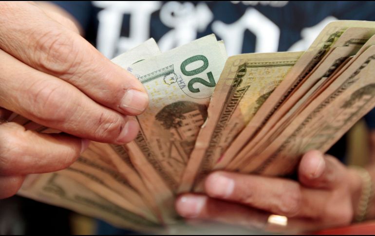 El dólar al menudeo se vende este miércoles por arriba de los 24 pesos en las ventanillas de los bancos. EL INFORMADOR/ARCHIVO