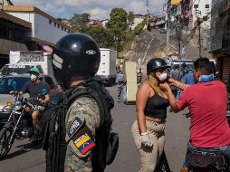 Miembros de las Fuerzas de Acciones Especiales patrullan el sector de Petare, verificando que transeúntes usen tapabocas en Caracas. EFE/ARCHIVO