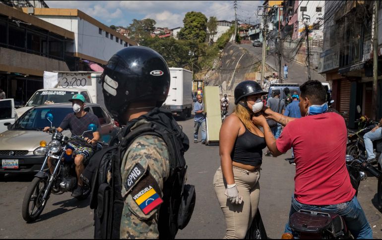 Miembros de las Fuerzas de Acciones Especiales patrullan el sector de Petare, verificando que transeúntes usen tapabocas en Caracas. EFE/ARCHIVO