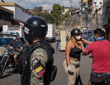 Miembros de las Fuerzas de Acciones Especiales patrullan el sector de Petare, verificando que transeúntes usen tapabocas en Caracas. EFE/ARCHIVO
