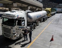 Una oficial mide la temperatura de un chofer en el Paso Internacional Los Libertadores, en los Andes. Chile ya había anunciado el cierre de todas sus fronteras ante el aumento de los casos COVID-19. AFP/J. Torres