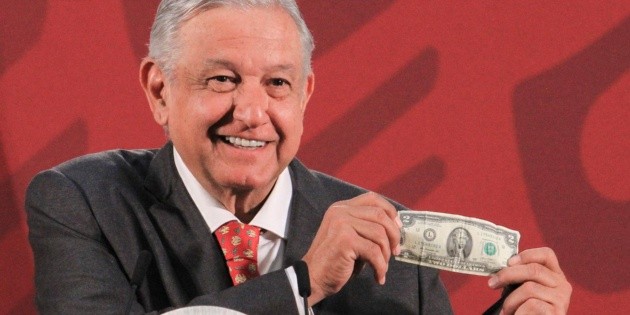 L&oacute;pez Obrador presume sus amuletos contra el coronavirus