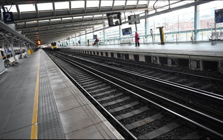 Todas las unidades de transporte público, así como las empresas que cuenten con transporte de personal, deberán desinfectar periódicamente. EFE / A. Rain