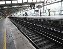 Todas las unidades de transporte público, así como las empresas que cuenten con transporte de personal, deberán desinfectar periódicamente. EFE / A. Rain