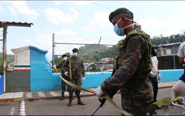 Efectivos del Ejército y policías de Guatemala resguardan la frontera con México en el paso entre Talismán y El Carmen para evitar el ingreso de extranjeros. SUN/ARCHIVO