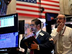 En febrero, inversionistas sacaron 17 mil 500 millones de dólares en fondos mutuales y divisas a pesar de que las acciones batieron récords a mediados del mes. AFP/J. Eisele