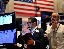 En febrero, inversionistas sacaron 17 mil 500 millones de dólares en fondos mutuales y divisas a pesar de que las acciones batieron récords a mediados del mes. AFP/J. Eisele