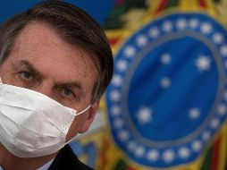 El presidente Jair Bolsonaro ofrece una rueda de prensa este miércoles usando un cubrebocas. EFE/J. Alves