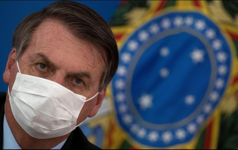 El presidente Jair Bolsonaro ofrece una rueda de prensa este miércoles usando un cubrebocas. EFE/J. Alves