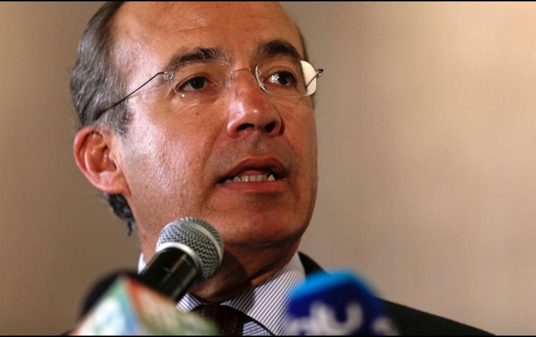La reacción de Felipe Calderón se da luego de que esta mañana el Presidente López Obrador mostrara sus amuletos contra el COVID-19. AP/ARCHIVO