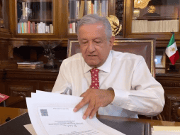 El Mandatario hizo el anuncio mientras firmaba decenas de hojas de recomendación de becarios del programa 