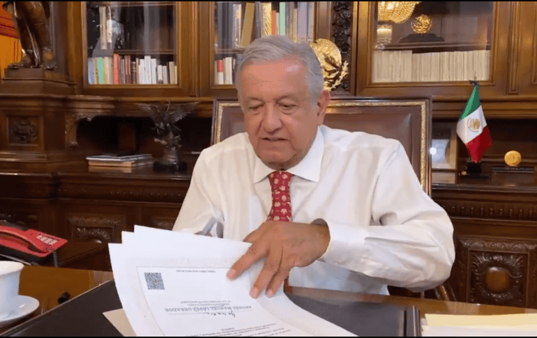 El Mandatario hizo el anuncio mientras firmaba decenas de hojas de recomendación de becarios del programa 