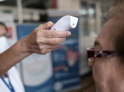 Una enfermera mide la temperatura de varias personas en el Hospital de la Mujer en San José, Costa Rica. EFE/J. Arguedas