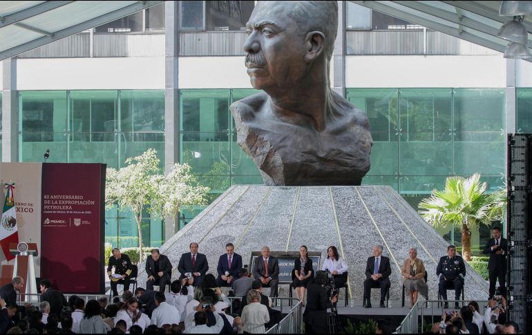 Un busto del ex presidente Lázaro Cárdenas en los actos por el aniversario de la nacionalización del petróleo. NOTIMEX/M. González