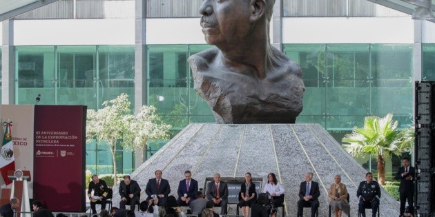 Contratos en Pemex se respetar&aacute;n: AMLO