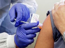 Investigadores de EU comenzaron a probar en humanos una vacuna experimental contra el coronavirus. AP/ARCHIVO