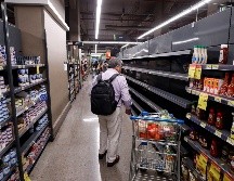 Los grandes centros públicos del país cerraron sus puertas a partir del jueves y sólo está autorizada la atención en supermercados, farmacias, bancos y centros médicos. EFE / A. Valdes