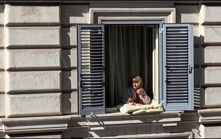 El confinamiento a gran escala impuesto en varios países europeos, siguiendo el ejemplo de China, podría poner a prueba la salud psíquica de algunos. EFE / A. Caballero